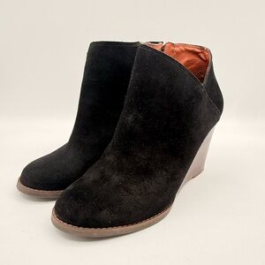 Lucky Brand Black Suede Wedge Ankle Boot Side Zip Stacked Heel Bootie Size 8.5